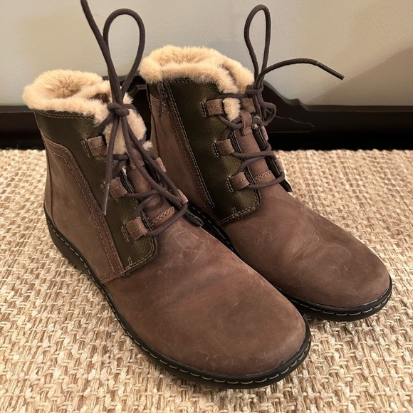 Clarks Cora Chai Brown Leather Ankle Boot Sz 8.5 Faux Fur Lining Boho Ortholite - Picture 1 of 11